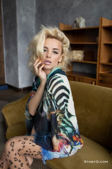 Flexible Reutyq In Sexy Tights 2