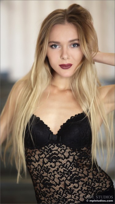 Karissa Diamond In Stepping Out 3