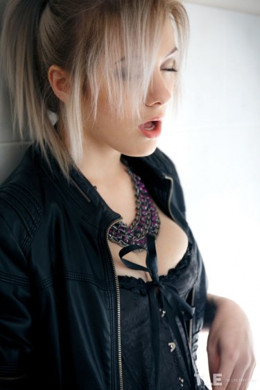 Kate Fresh In Wet Break 8