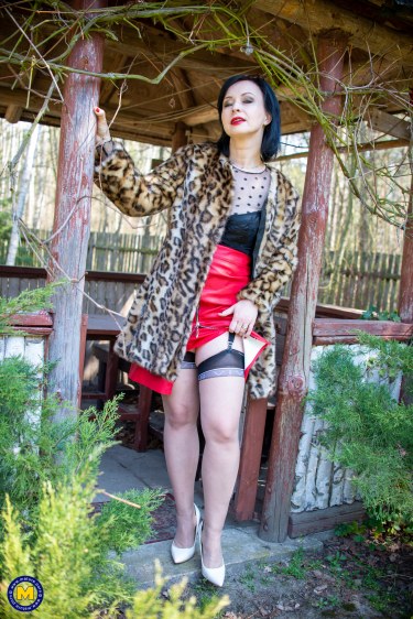 Milf Wanilianna Gets Wet In The Forest 2