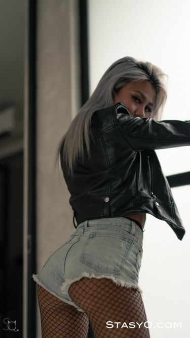 Riri Q In Fishnets 3