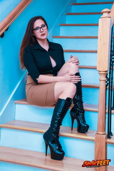 Sadie Holmes In Black Boots 1