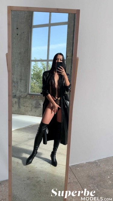 Victoria Mur In Front Of A Mirror 5