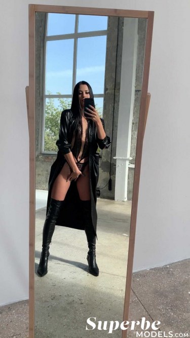 Victoria Mur In Front Of A Mirror 7