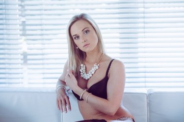 Vinna Reed Masturbates With Her Golden Dildo 1