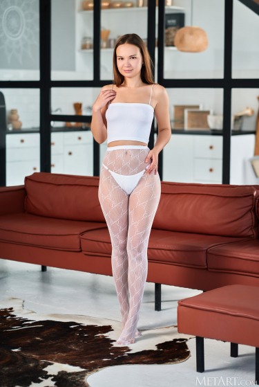 Yenn Cat In White Web 2