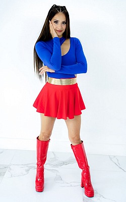 Sofie Reyez In Tiny Superhero