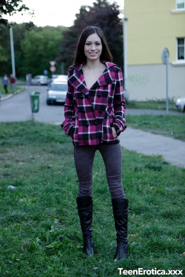 Arwen Gold Fucks On Couch 1