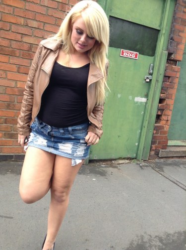 Bonnie D Pees In Public 5