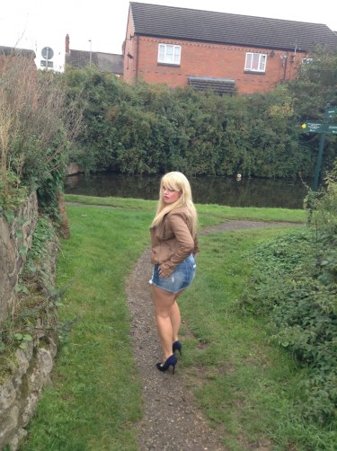 Bonnie D Pees In Public 8