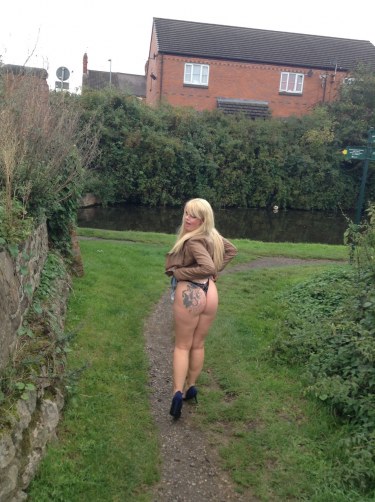 Bonnie D Pees In Public 9