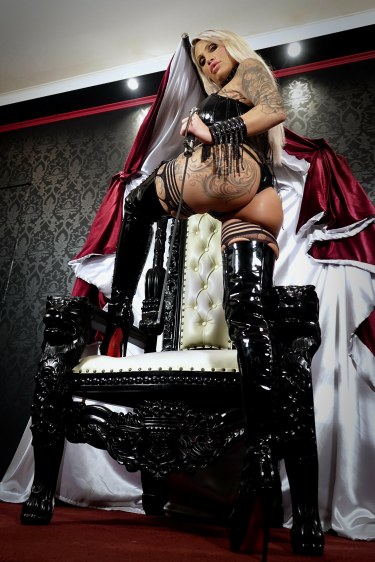 Calea Toxic On Her Throne 5