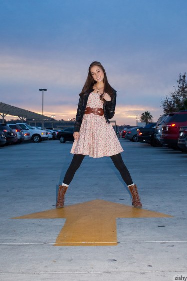 Carlee Delima Teases In Public 3