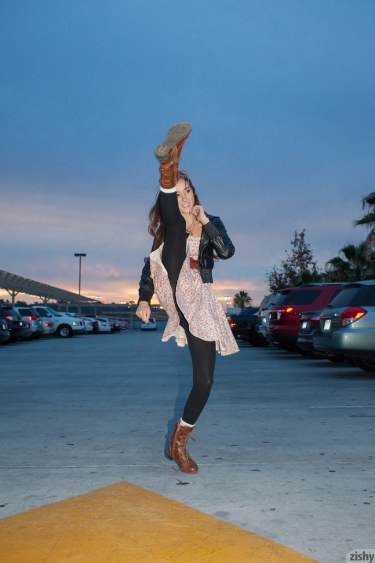 Carlee Delima Teases In Public 4