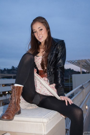 Carlee Delima Teases In Public 6