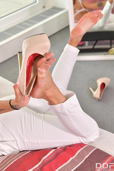 Daphne Klyde In Cream On Sexy Toes 2