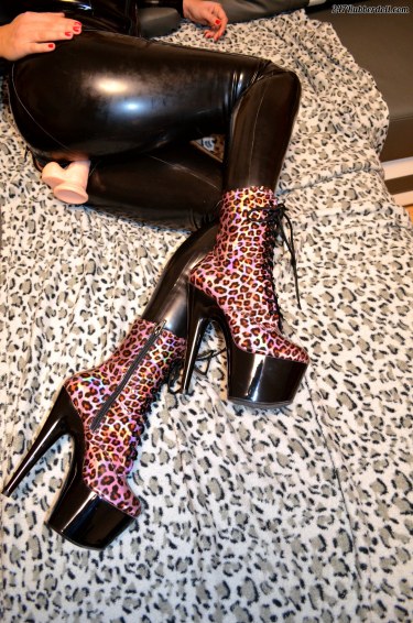 Dildo Pussy Play In Latex 8