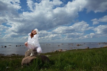 Foxy Masturbates At The Beach 1