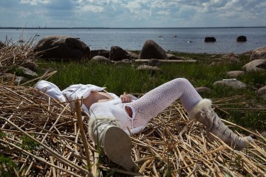 Foxy Masturbates At The Beach 12