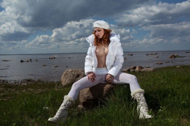 Foxy Masturbates At The Beach 4