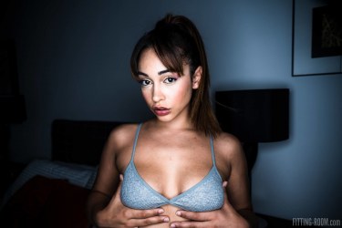 Ginebra Bellucci Masturbates In The Bedroom 3