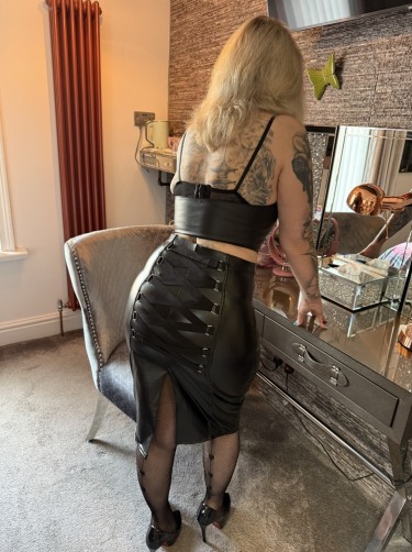 Inked Milf In Leather Skirt And Fishnet Stockings 2