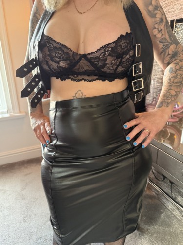Inked Milf In Leather Skirt And Fishnet Stockings 6