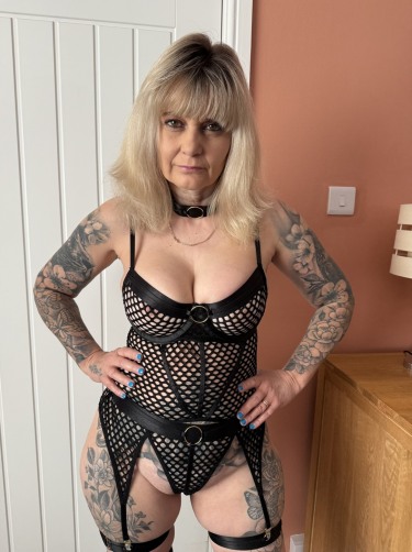 Inked Milf In Sexy Black Lingerie And Thigh High Boots 5