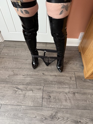 Inked Milf In Sexy Black Lingerie And Thigh High Boots 7