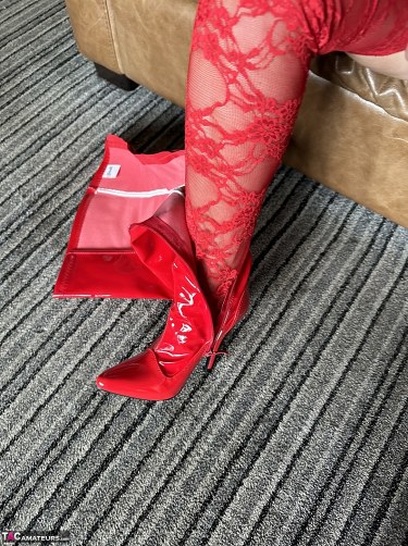 Inked Milf In Toy Fun In Leather Thigh High Boots 3