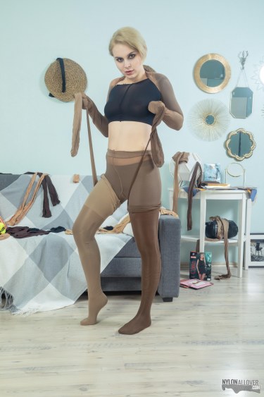 Kira Goes Mad For Pantyhose 10