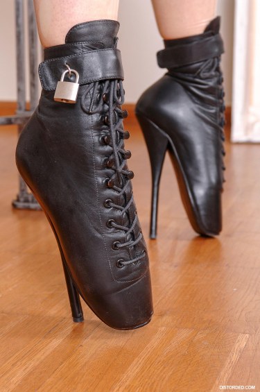 Lady In A Footlocker With Latex Lucy And Frank M 2