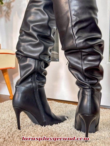 Lara In Jingle Balls 7