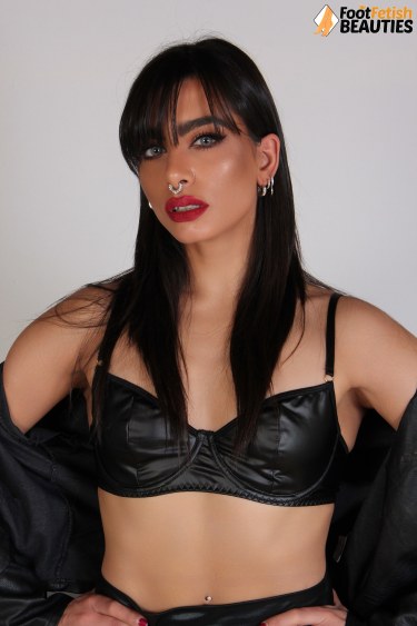 Leather Glad Lara Shows Her Bare Feet 4