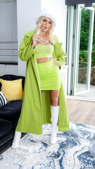 Lizzylicious In White Boots 3