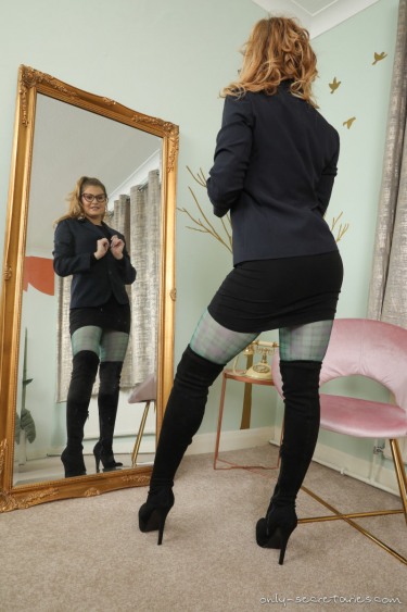 Lucy Ava In Nylons And Overknees 1