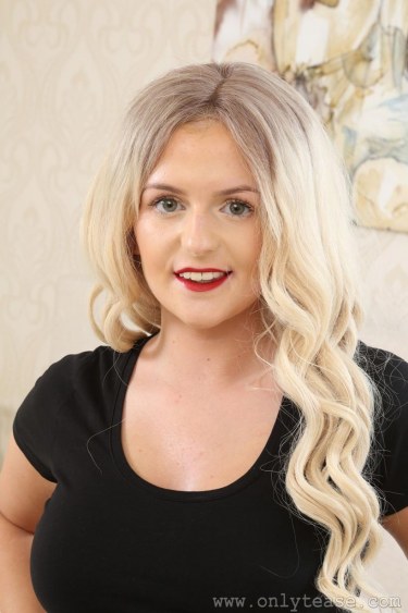 Lycia Sharyl In Denim Shorts And Tights 1