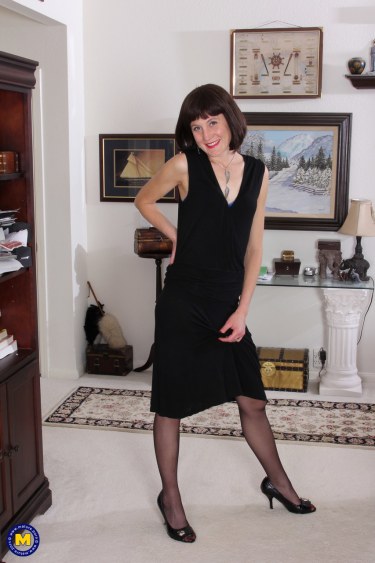 Mature Amateur Meredith Masturbates On Couch 1