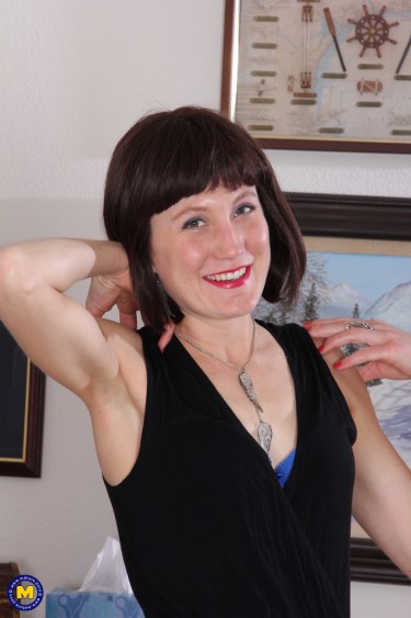 Mature Amateur Meredith Masturbates On Couch 2