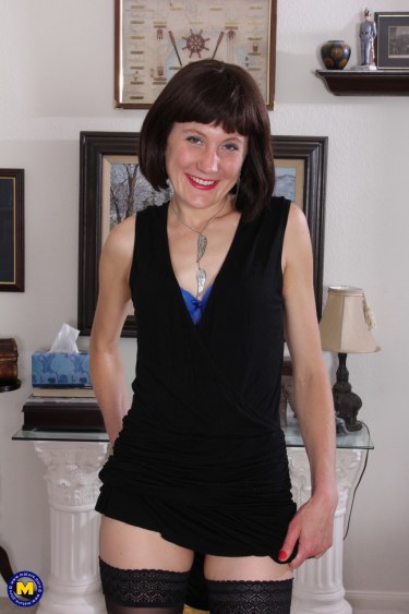 Mature Amateur Meredith Masturbates On Couch 3