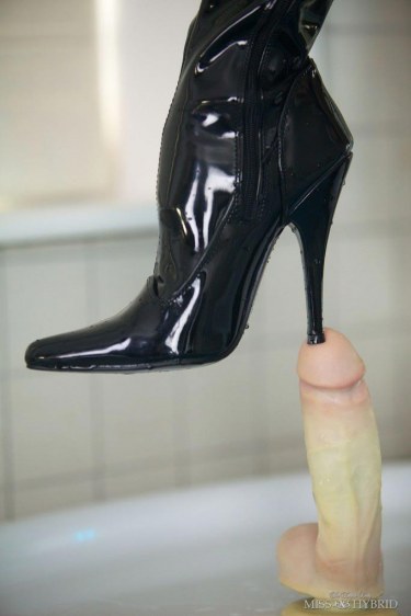 Miss Hybrid Gets Wet In The Bathtub 3