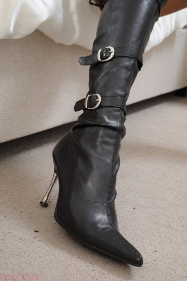 Mistress Chloe Drives You Wild With Desire 3