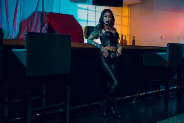 Monique Alexander Gets Her Feet Licked By A Kinky Bartender 1