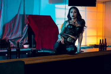 Monique Alexander Gets Her Feet Licked By A Kinky Bartender 4