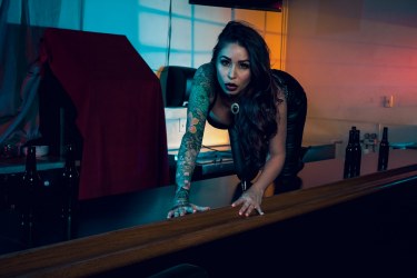 Monique Alexander Gets Her Feet Licked By A Kinky Bartender 6