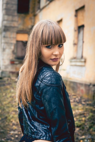 Natalie Russ Gets Kinky Outside 20