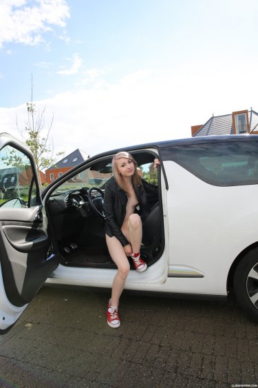 Noa Nude In Public 1