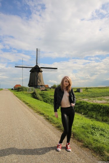 Noa Nude In Public 6