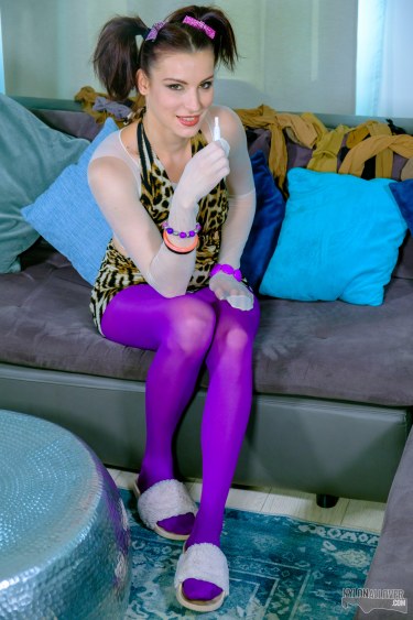 Nylon Housewife Victoria 2