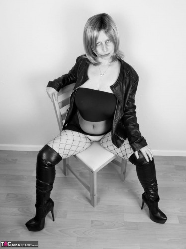 Posh Sophia In New Boots 4